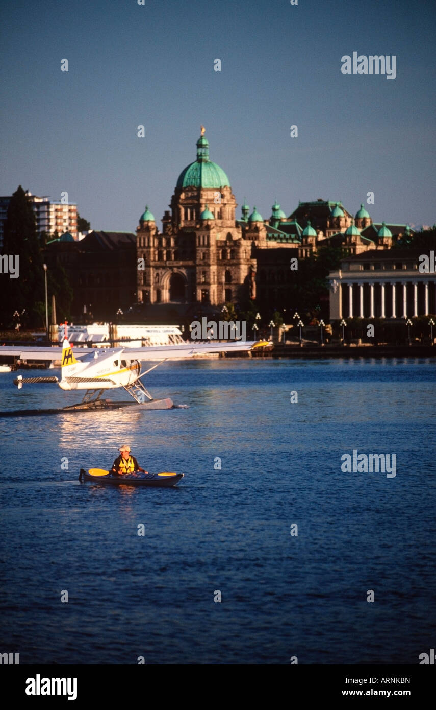 Kajakfahrer und Meer Flugzeug im Innenhafen mit den Parlamentsgebäuden jenseits, Victoria, Vancouver Island, British Columbia, C Stockfoto