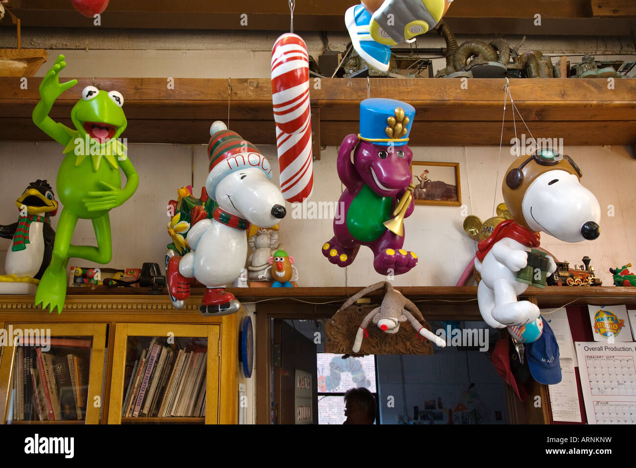 KERMIT SNOOPY und BARNEY in der MACY S STUDIO Werkstatt in NEW YORK CITY Stockfoto