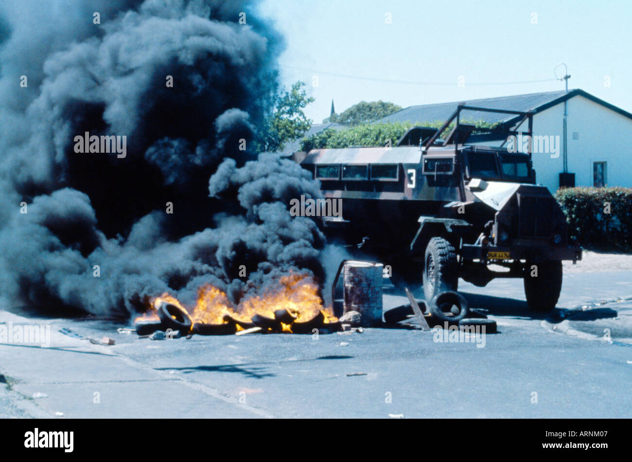 Athlone Kapstadt Südafrika brennende Barrikade In der Gemeinde Stockfoto