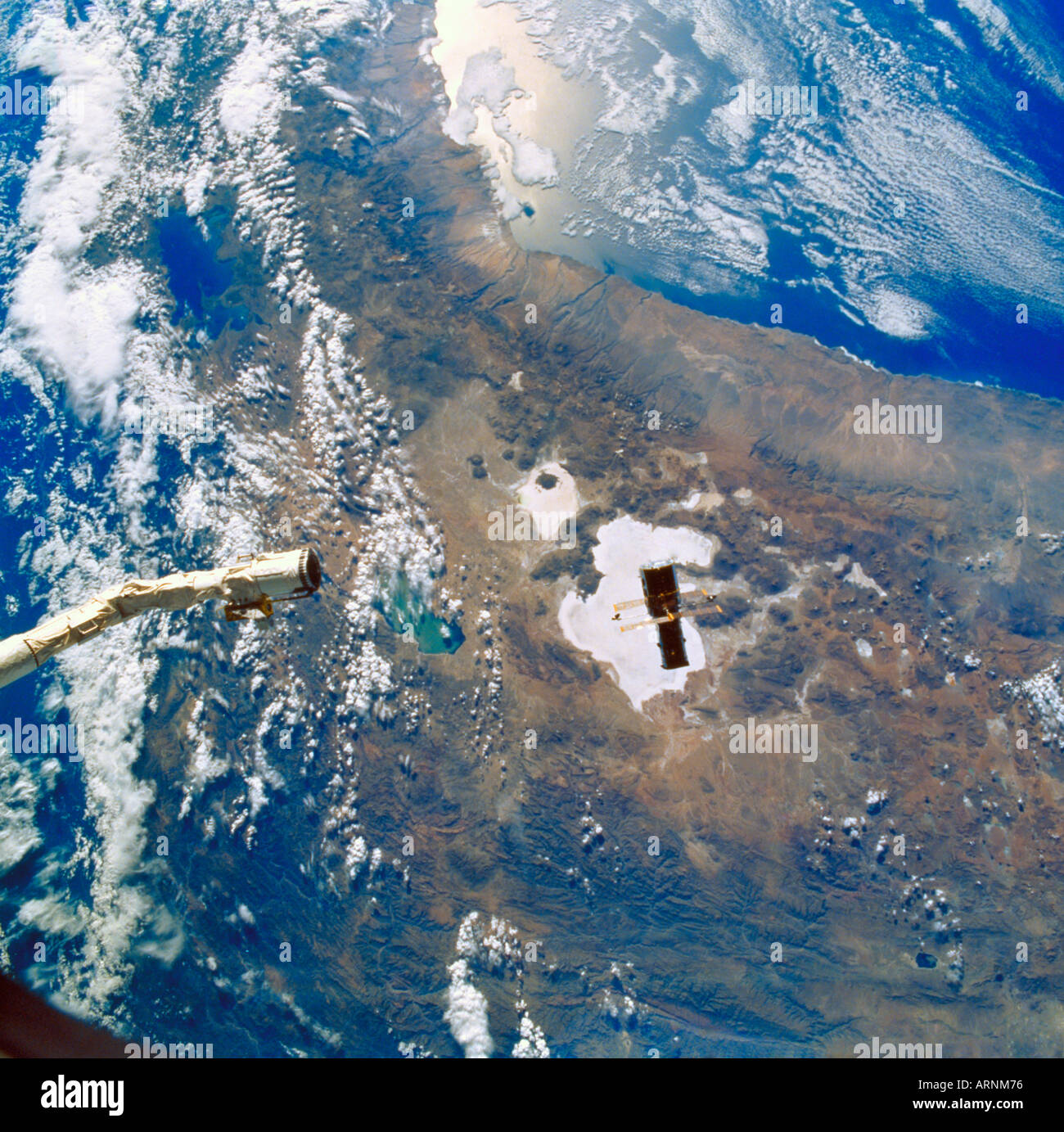 Hubble-Weltraumteleskop gegen bolivianische & peruanischen Topographie Stockfoto