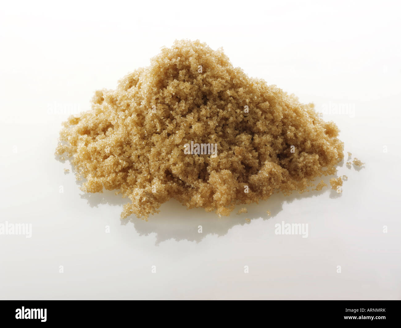 Helles Moskauer unraffinierter Zucker Stillleben vor weißem Hintergrund Stockfoto