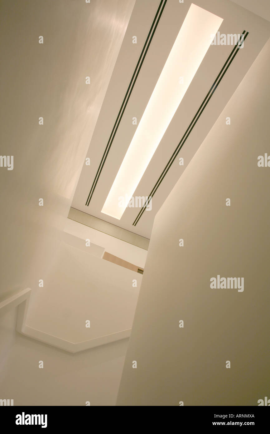 Treppenhaus in weißes Gebäude in Richtung Deckenbeleuchtung nachschlagen. Stockfoto