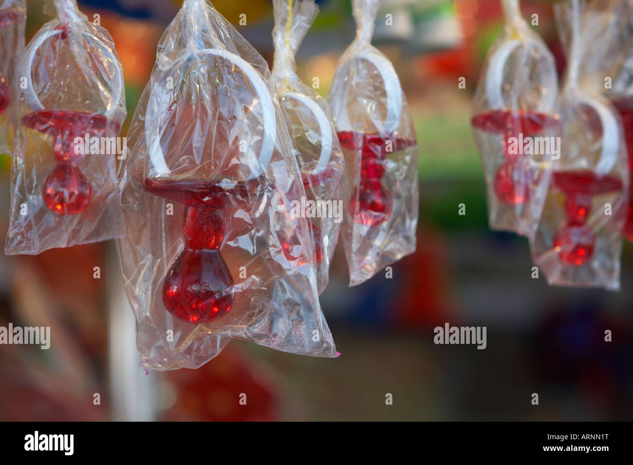 Süßigkeiten Süßwaren Dummys hängen an einem Stand auf einem Messegelände während der Karneval in Santa Cruz-Teneriffa-Kanarische Inseln-Spanien Stockfoto