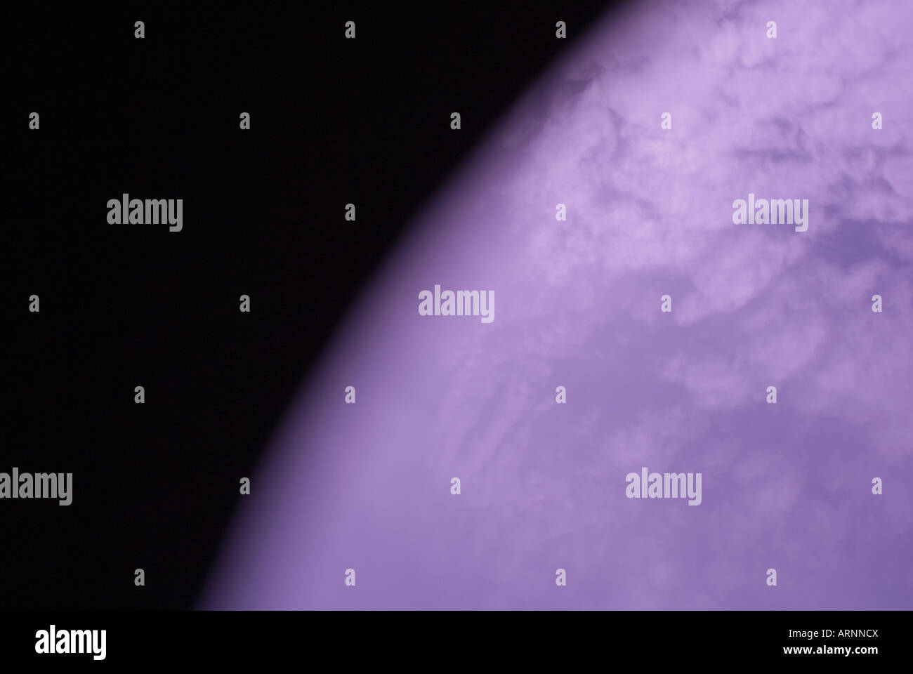 lila Kugel, lila wie Planeten, unsere Atmosphäre vom Meer aus gesehen, Stockfoto