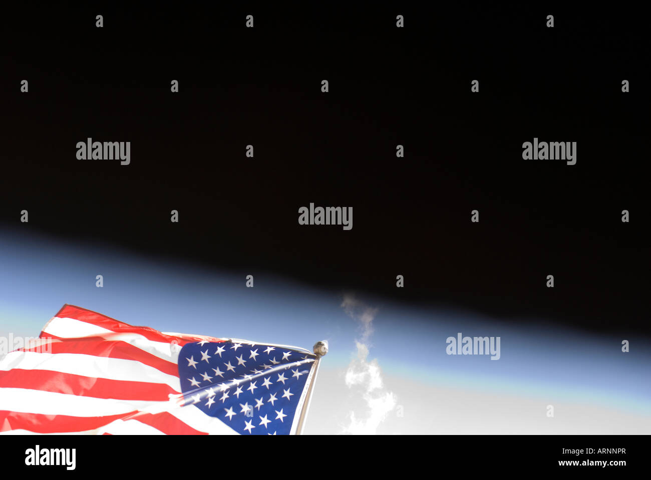 Amerikanische Flagge im Gegensatz zu den Himmel verdunkeln Stockfoto
