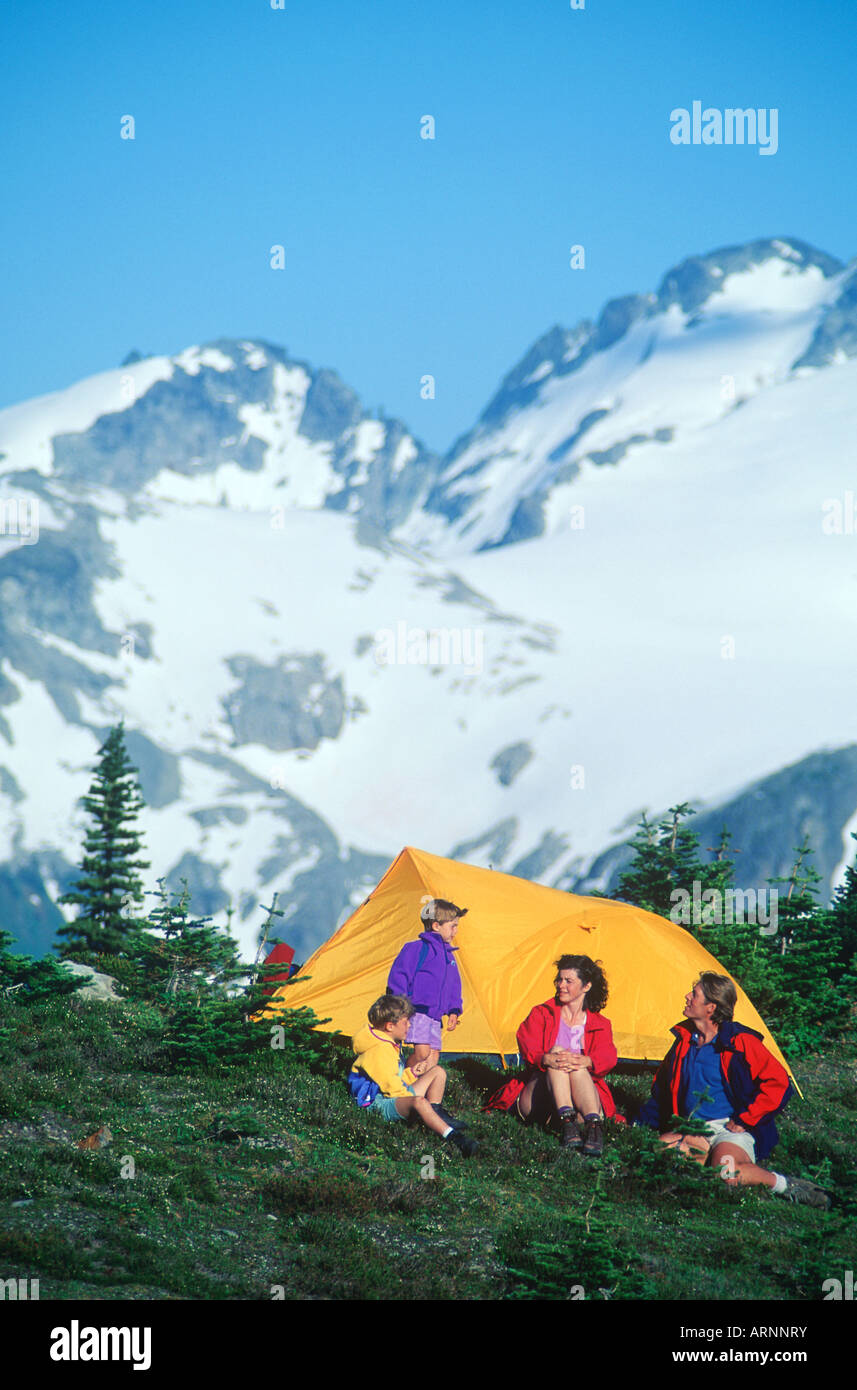 junge Familien Camps in Wiese mit Bergkulisse in alpinen Whistler, Whistler, Britisch-Kolumbien, Kanada. Stockfoto