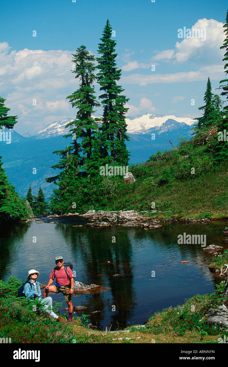 Paar Wanderungen im alpinen Wiese auf Whistler, Whistler, Britisch-Kolumbien, Kanada. Stockfoto
