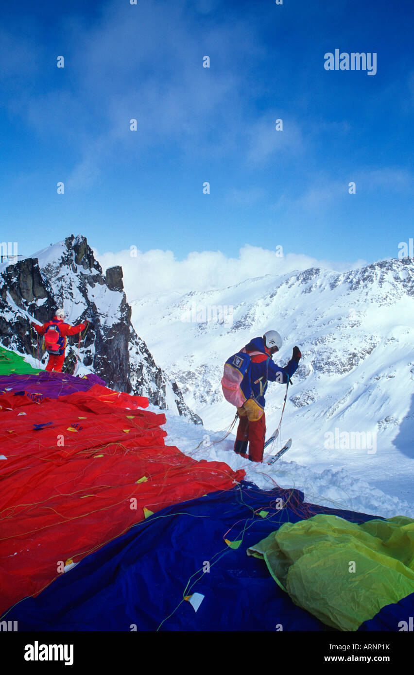 Para Skifahrer steigt Schüssel unten Blackcomb Gletscher, Whistler, Britisch-Kolumbien, Kanada. Stockfoto