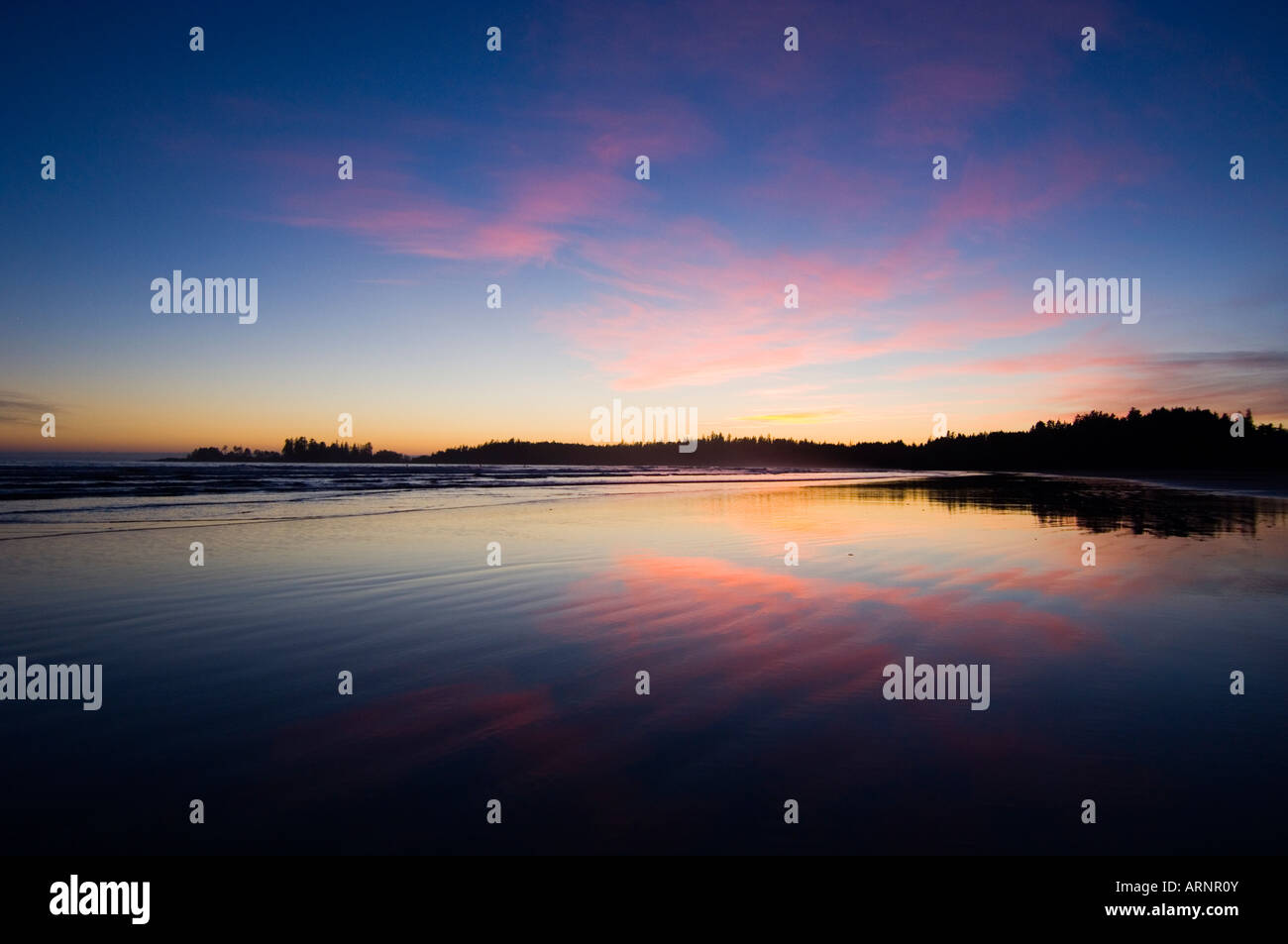 Dämmerung spiegelt auf nassen Sand, Pacific Rim National Park, Long Beach, Vancouver Island, British Columbia, Kanada. Stockfoto