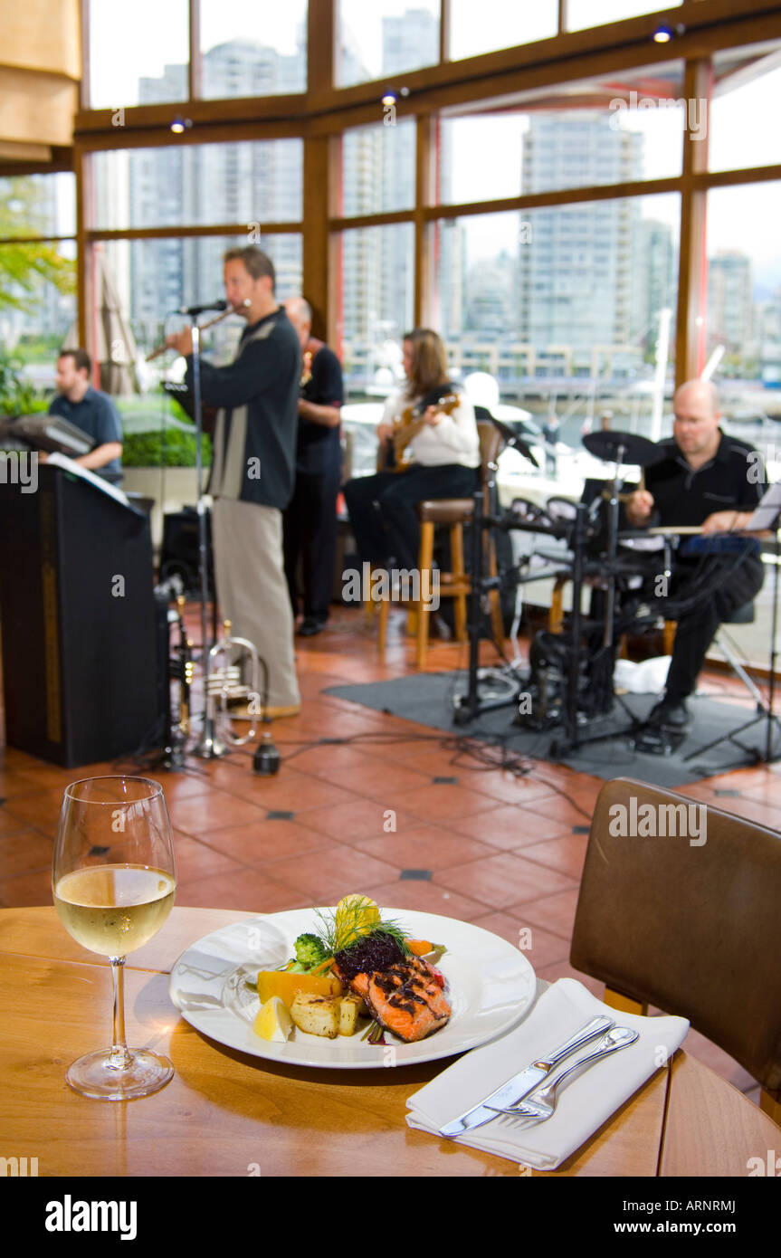 Lachsfilet und Jazzband, Granville Island, Vancouver, Britisch-Kolumbien, Kanada. Stockfoto