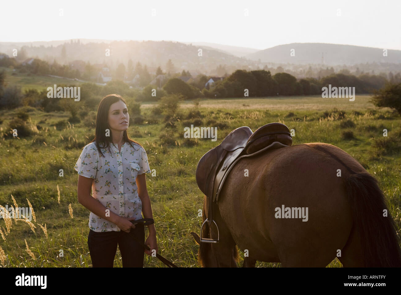Frau Holding Pferd Stockfoto