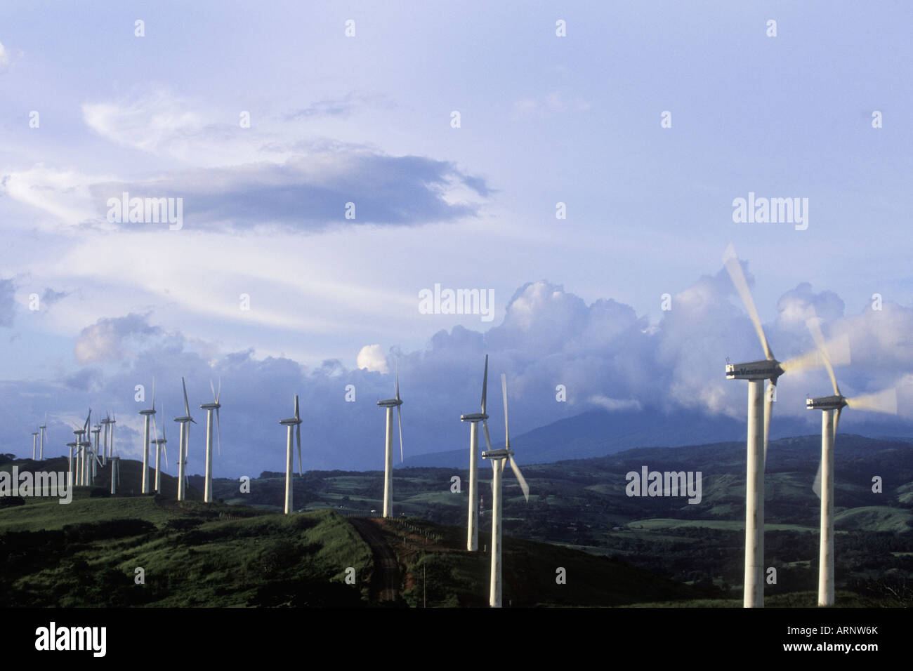 Costa Rica, in der Nähe von Tilaran in der Provinz Guancaste. Wind Turbine elektrische Generatoren in den Hügeln oberhalb von Arenal-See. Stockfoto