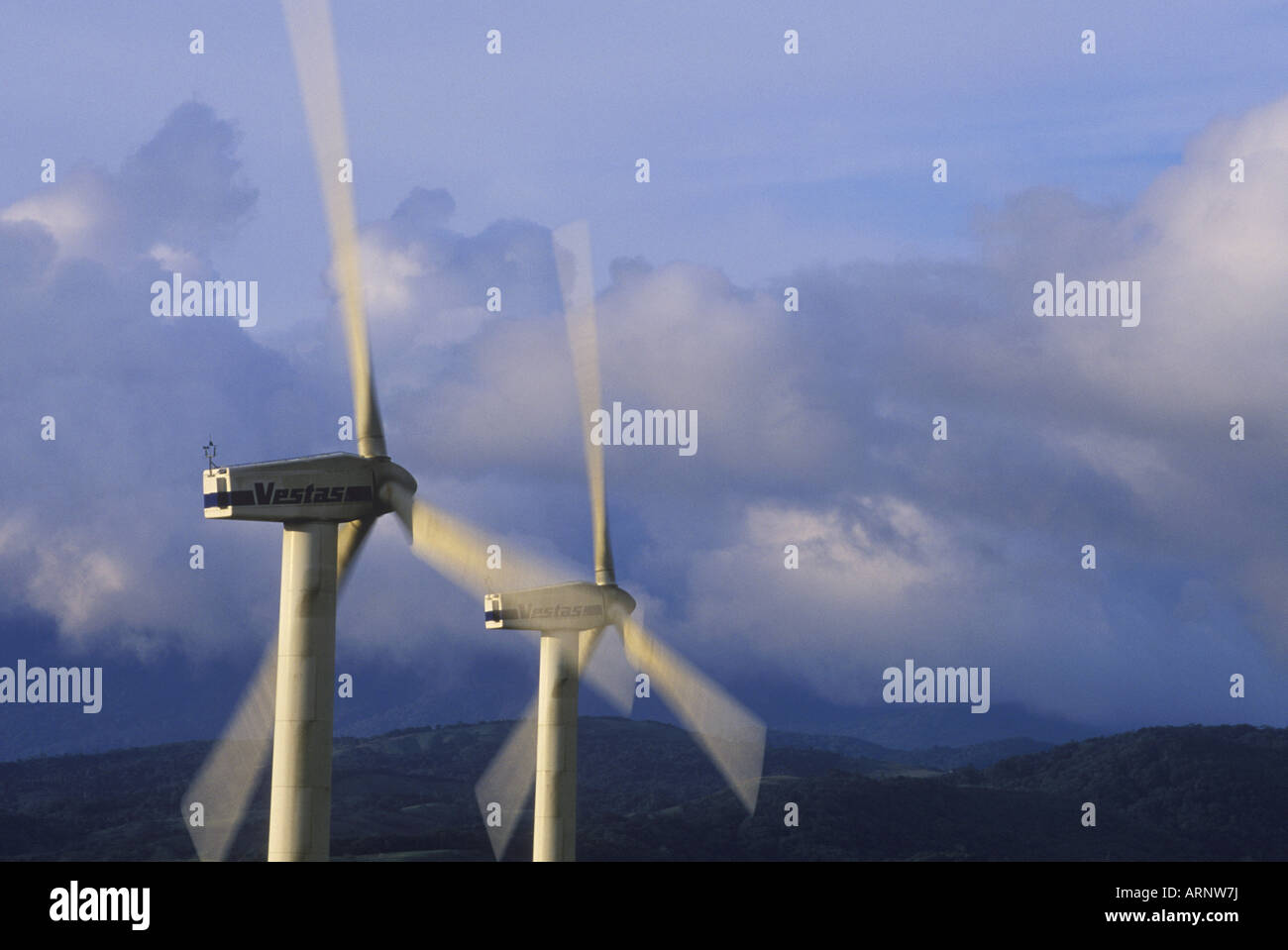 Costa Rica, in der Nähe von Tilaran in der Provinz Guancaste. Wind Turbine elektrische Generatoren in den Hügeln oberhalb von Arenal-See. Stockfoto