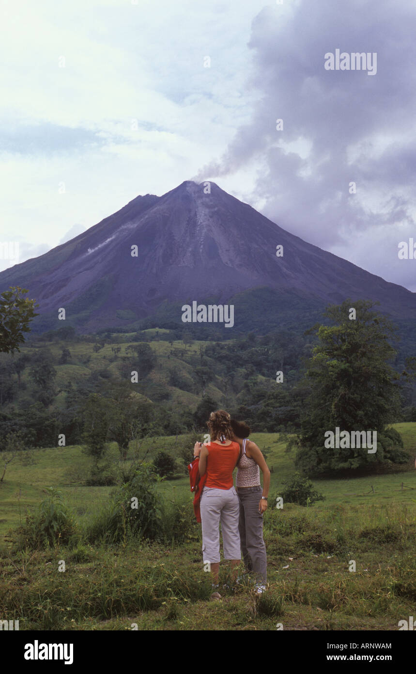 Costa Rica, Volcan Arenal in der Provinz Guancaste. Touristen fotografieren Rauchen Kegel. Stockfoto