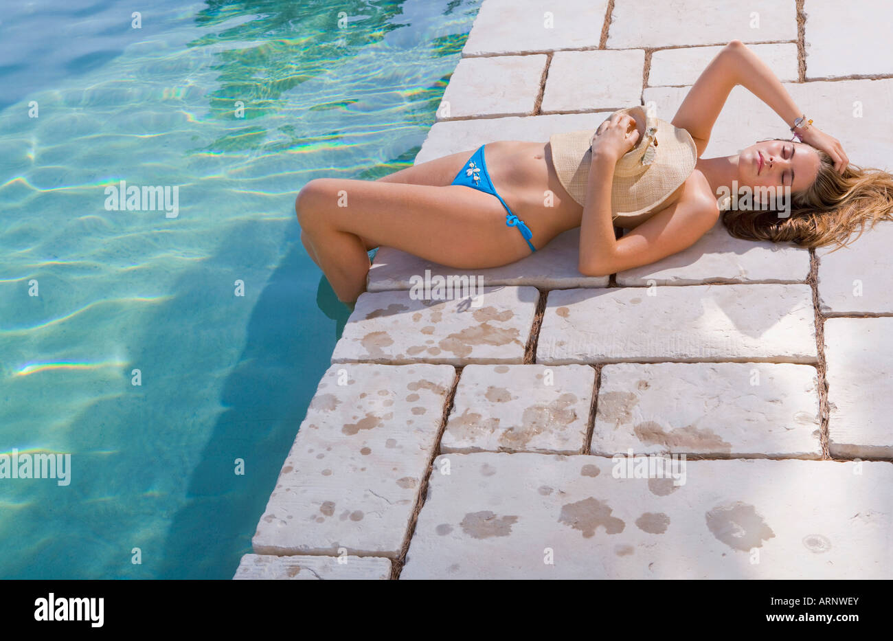 Junge Frau in einem pool Stockfoto