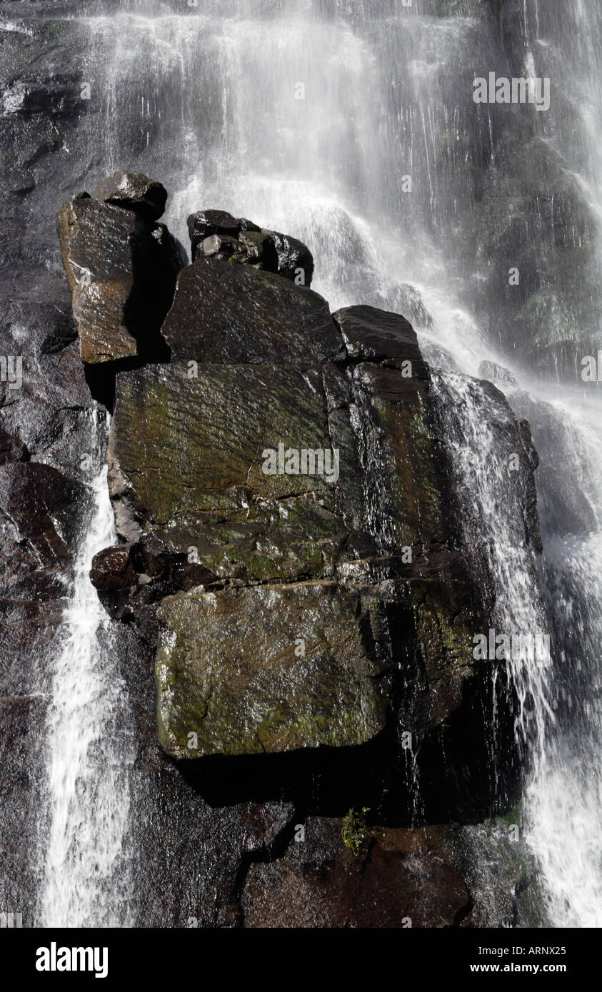 Nahaufnahme des Wassers, das über Felsen am Madonna und Kind Wasserfall in Südafrika Stockfoto