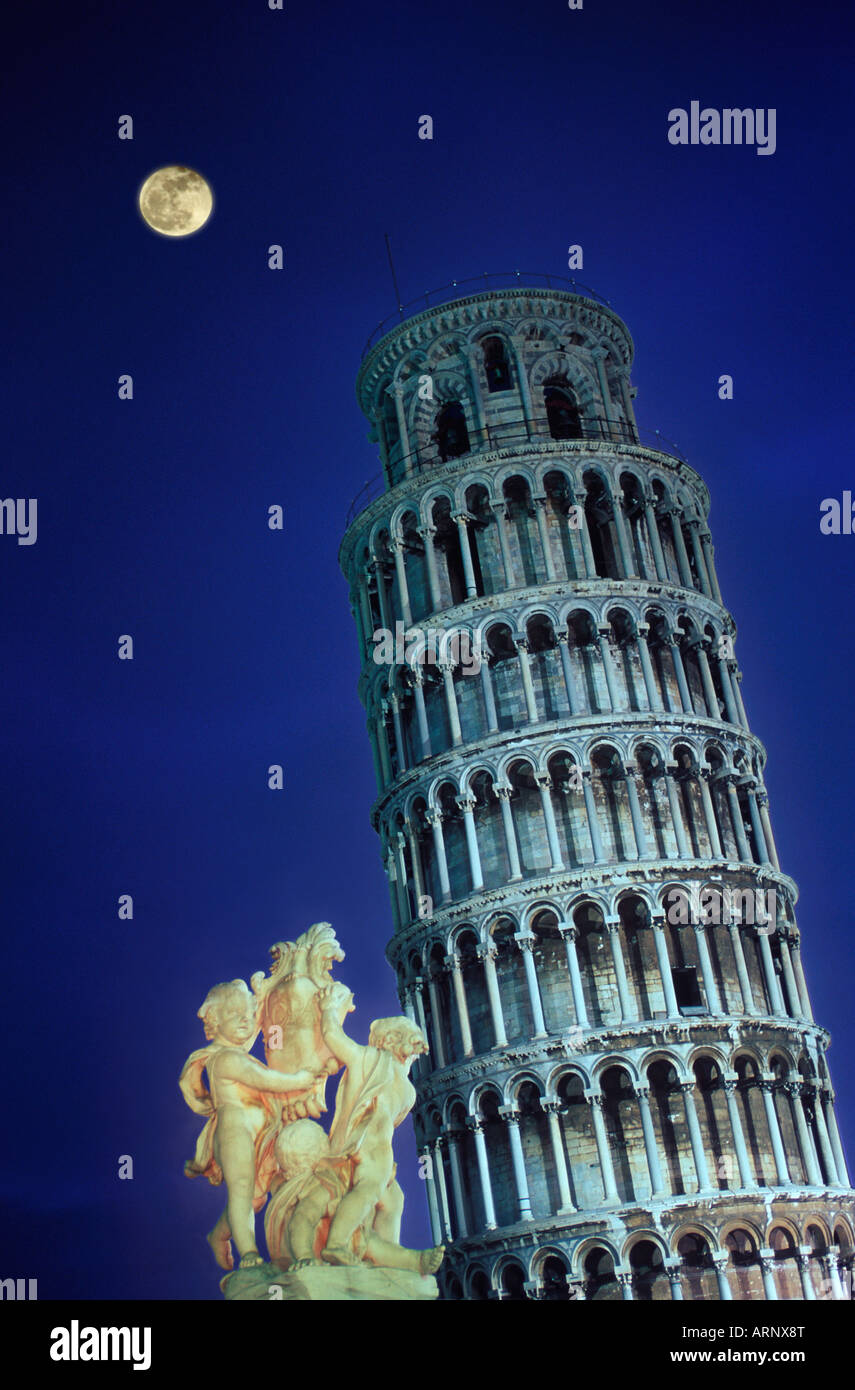 Italien - Pisa, Turm und Engel Sculptue mit Vollmond Stockfoto