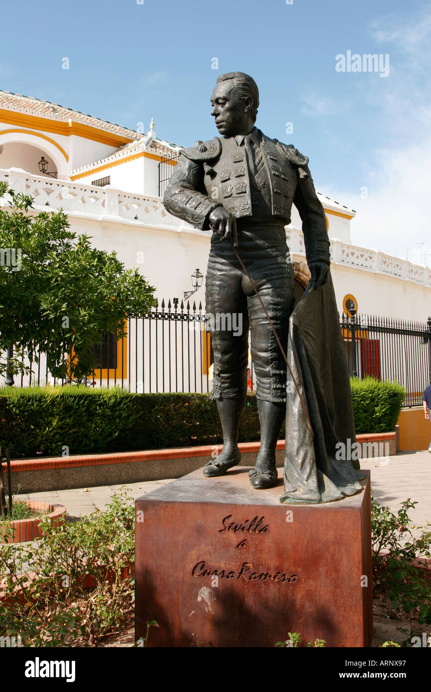 Curro Romero-Statue am Plaza de Toros De La Maestranza Sevilla Andalusien Andalusien Spanien Espana sevilla Stockfoto