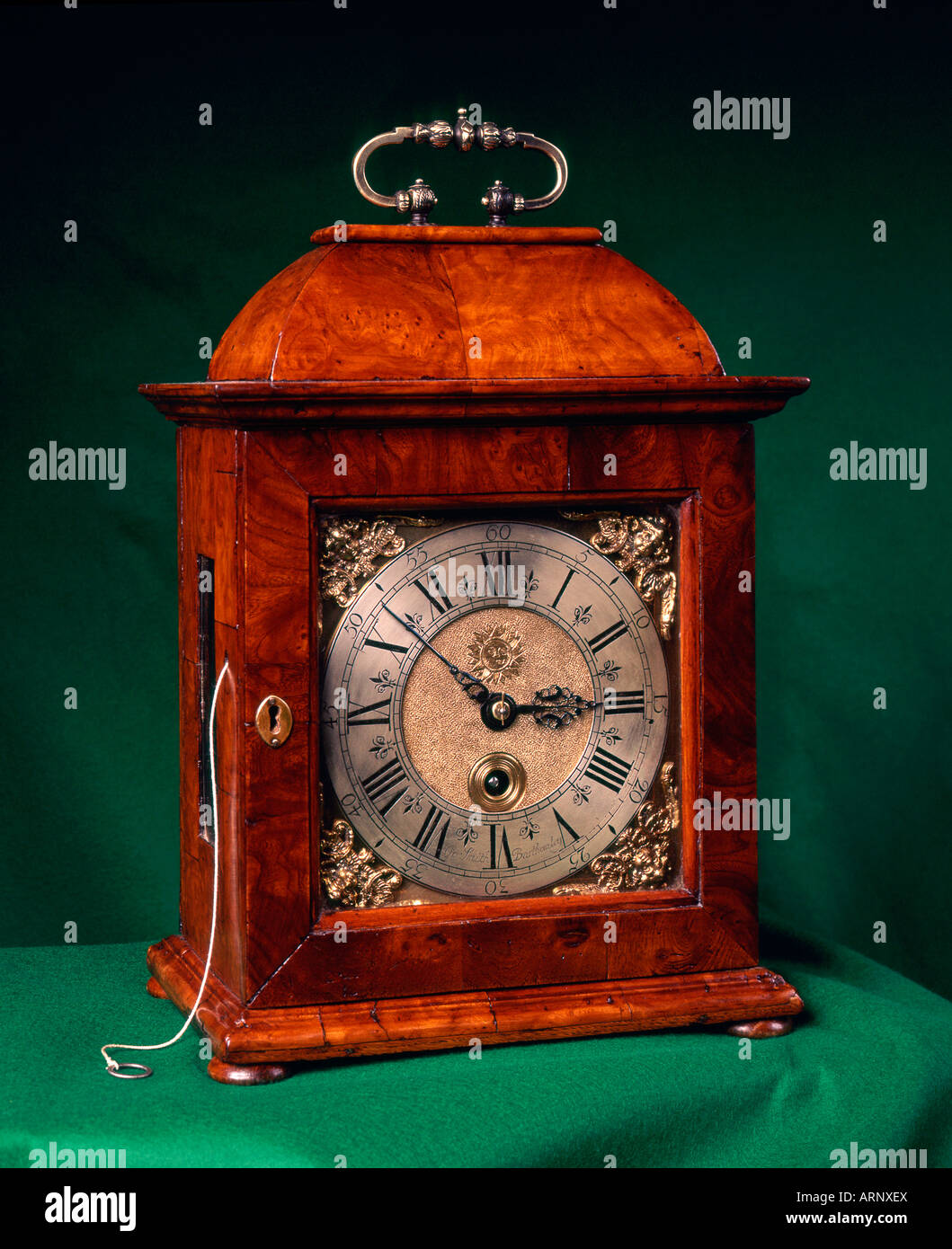 Burr Elm Bracket Clock von Gabrial Smith Barthomley, ca. 1695 Stockfoto