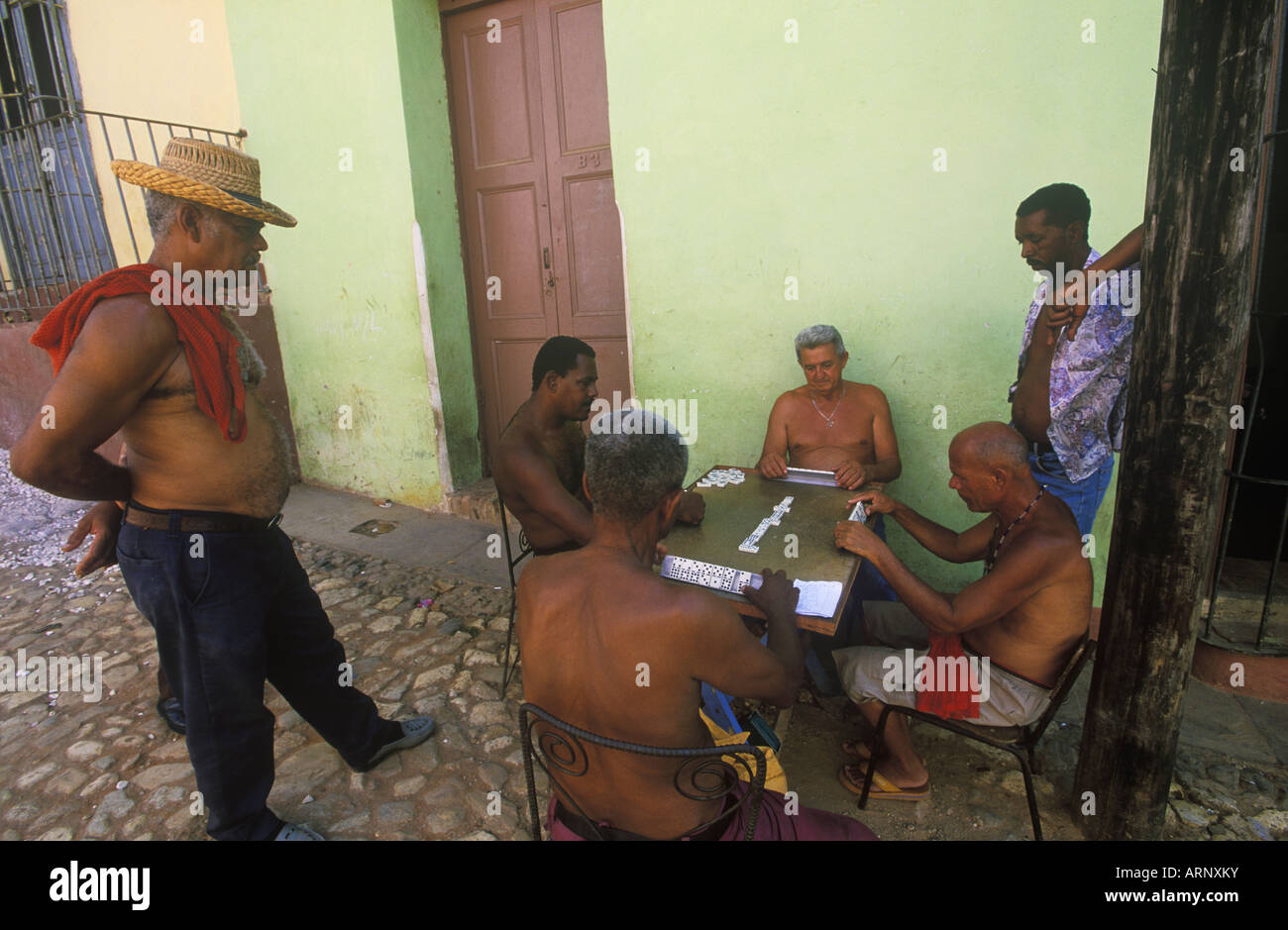 Kuba, Trinidad, Gruppe von Männern spielen Domino außerhalb auf Straße Stockfoto