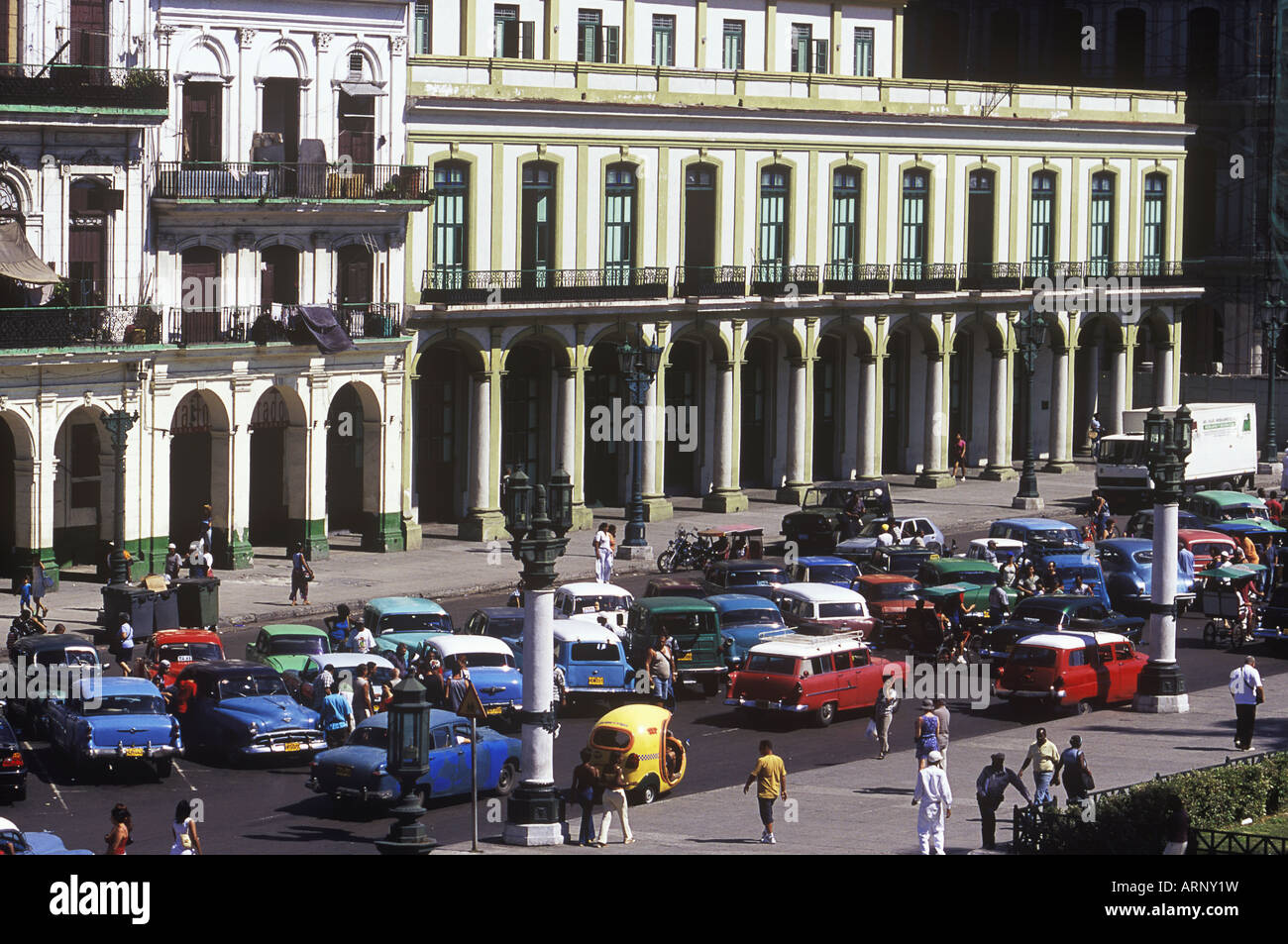 Kuba, Havanna - alte amerikanische Autos erwarten Passagiere als "private Taxis" vor El Capitolio Stockfoto