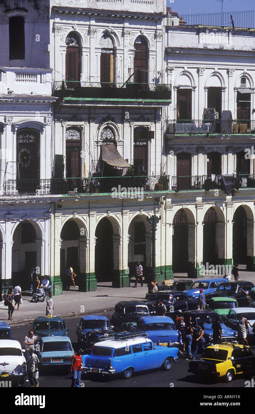 Kuba, Havanna - alte amerikanische Autos erwarten Passagiere als "private Taxis" vor El Capitolio Stockfoto
