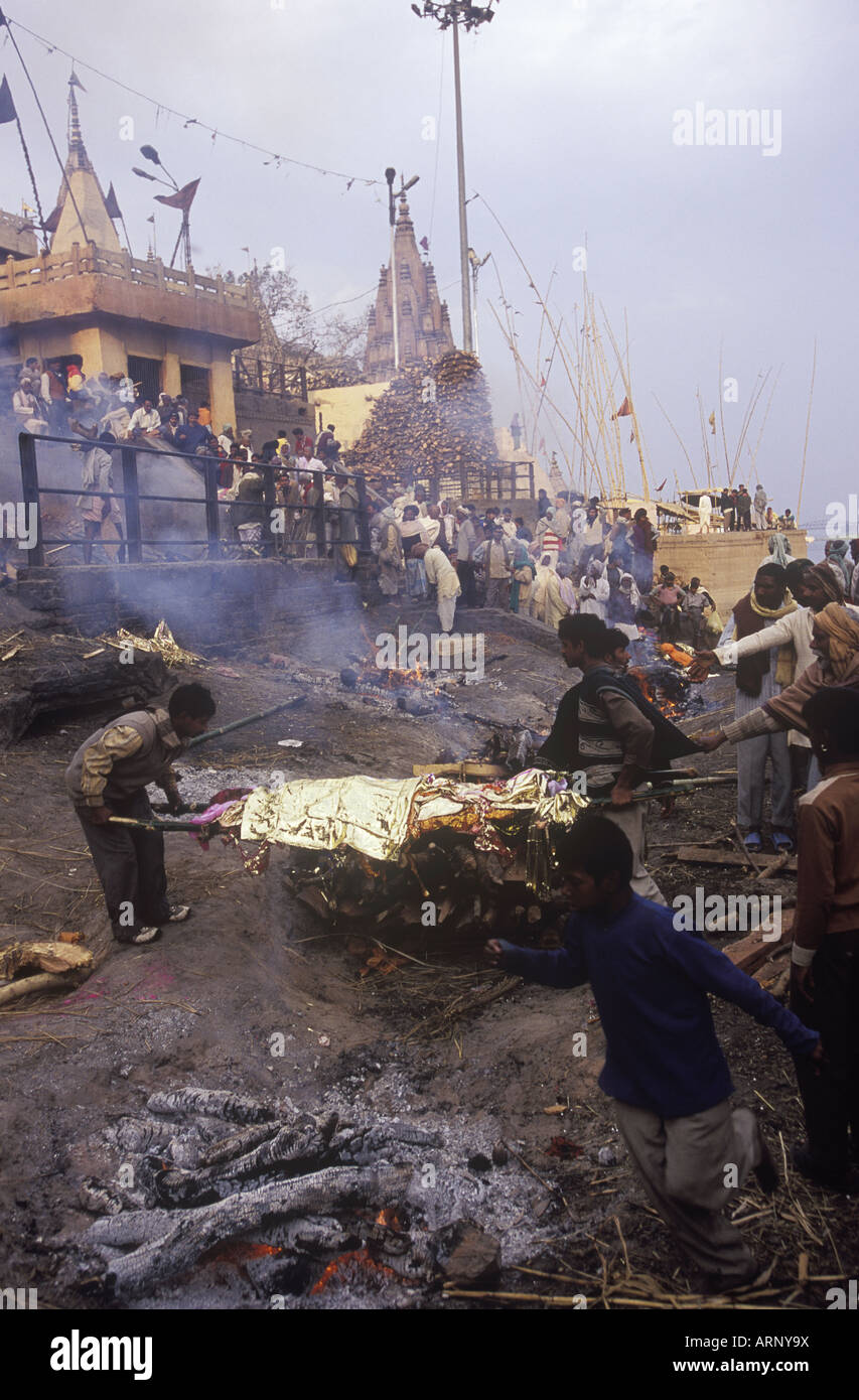 Varanasi, Indien Manikarnika Ghat, die Haupt-brennende Ghat. Ort der Feuerbestattungen am Ganges Stockfoto