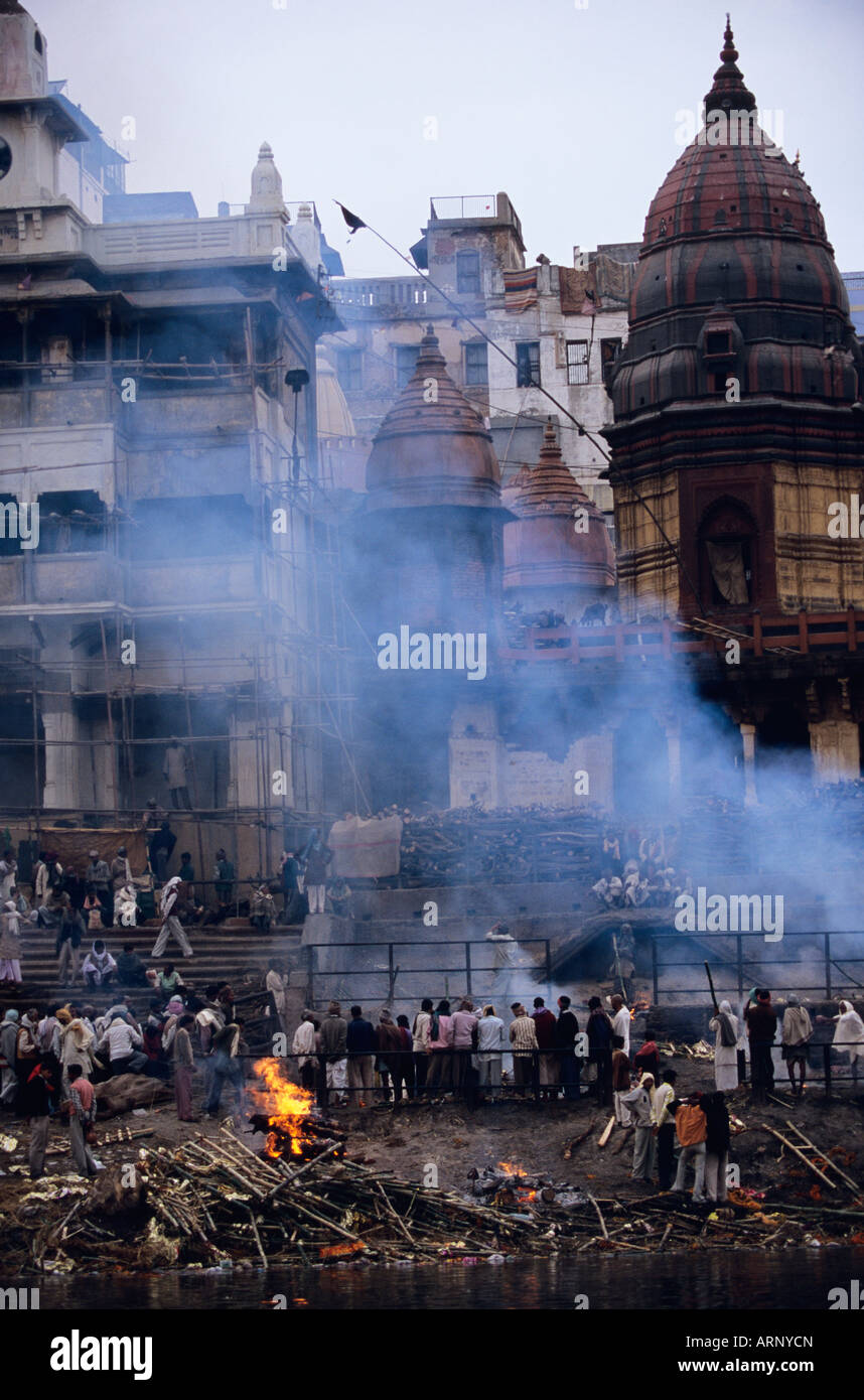 Varanasi, Indien Manikarnika Ghat, die Haupt-brennende Ghat. Ort der Feuerbestattungen am Ganges Stockfoto