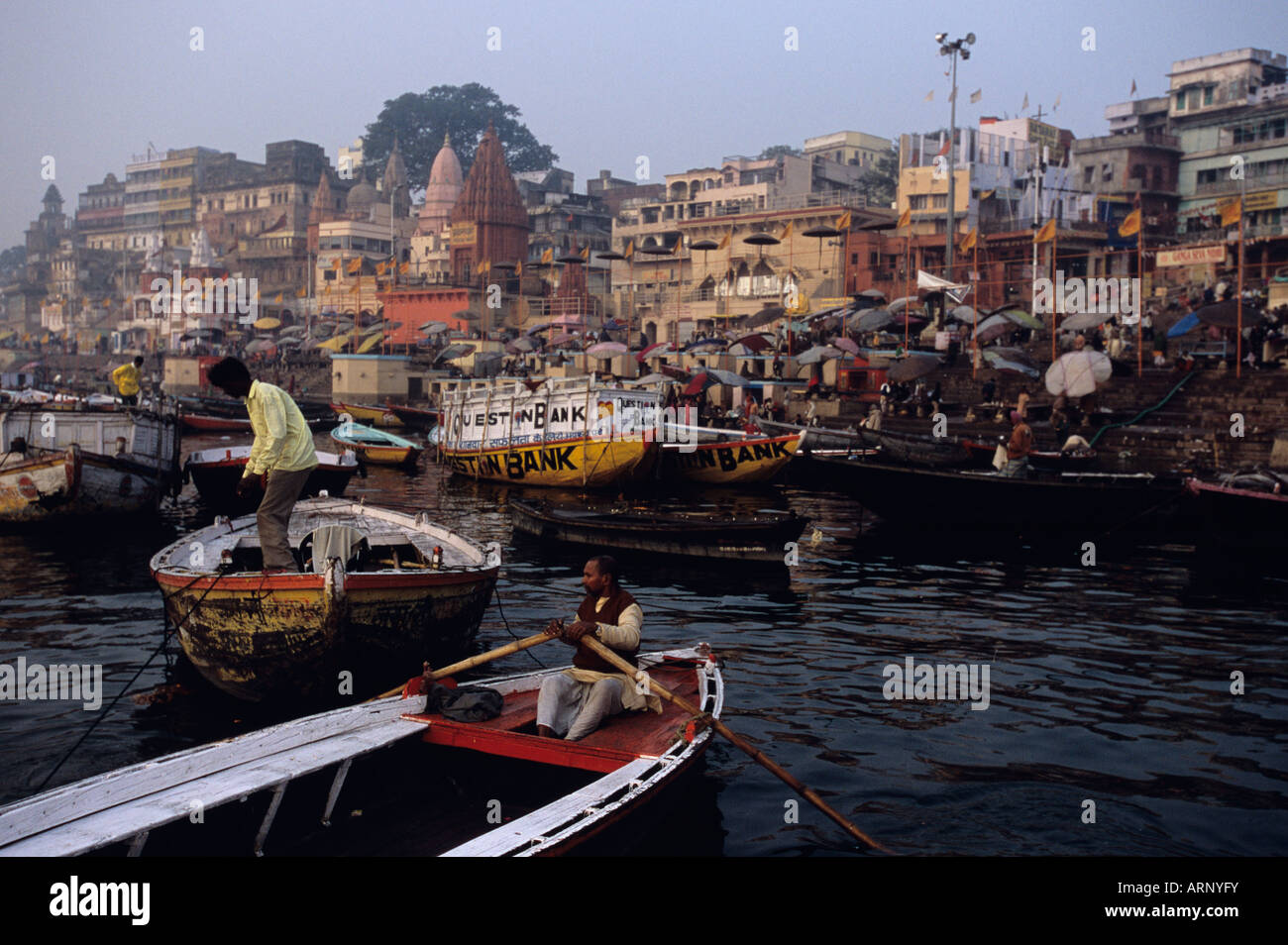 Morgen-Szene aus dem Ganges Ghats von Varanasi, Indien Stockfoto