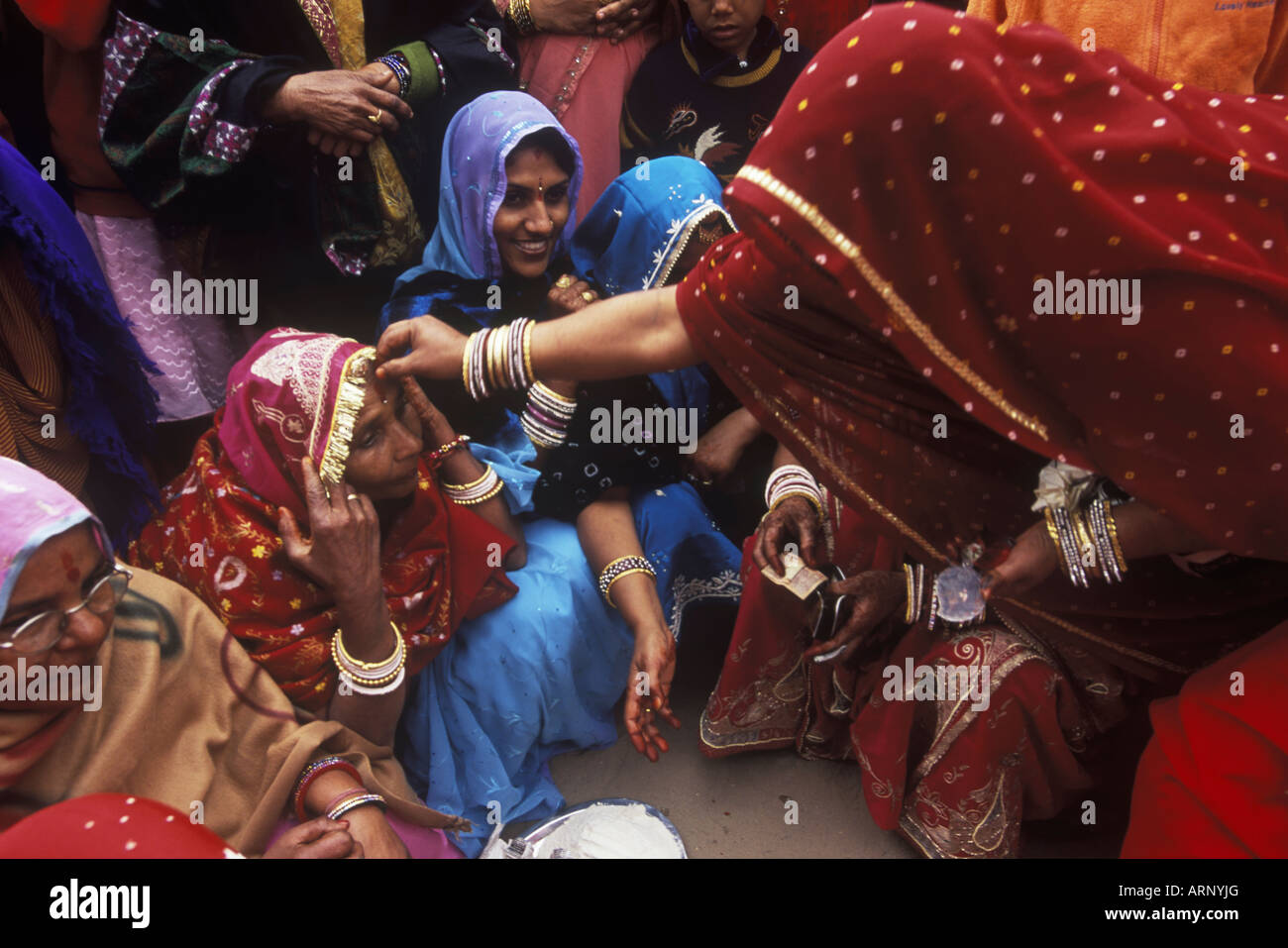 Indien, Rajsatan, Jaipur Pre Mehendi Braut Trauung mit einheimischen Frauen Stockfoto