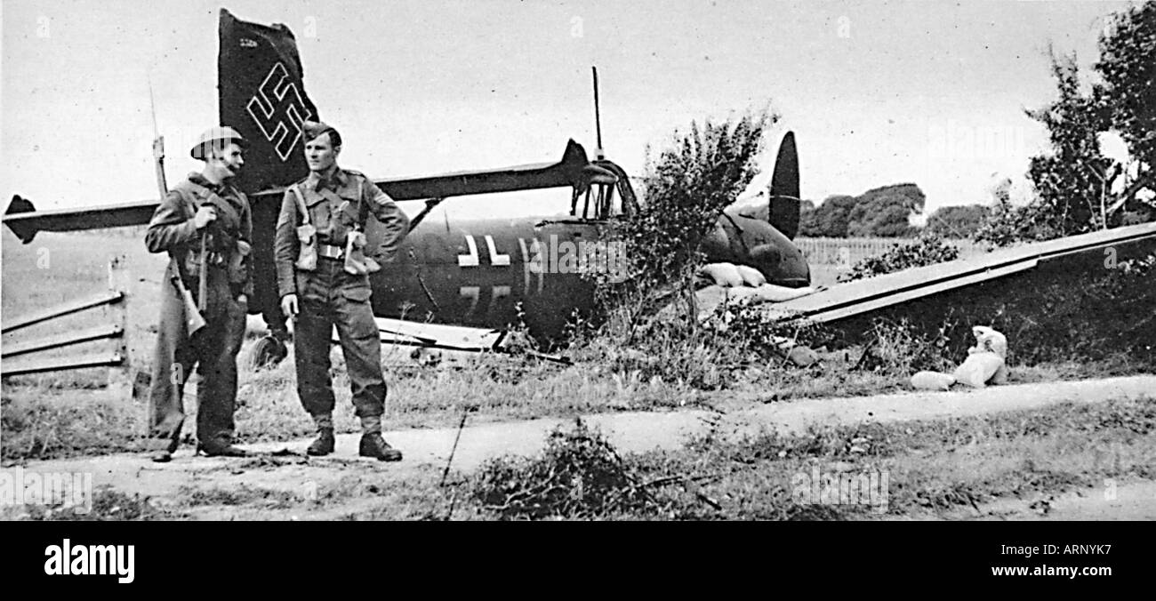 Home Guard auf abgeschossenen deutschen Bomber Junkers 88 in der Luftschlacht um England 1940 Stockfoto