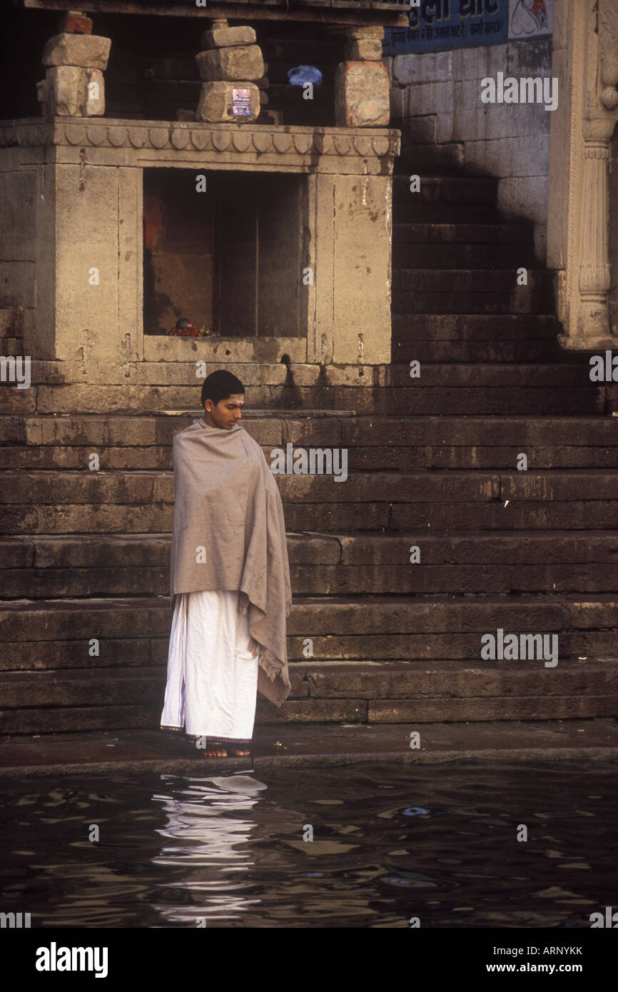 Indien, Varanasi, junger Brahmane betet am Ganges am Flussufer Stockfoto