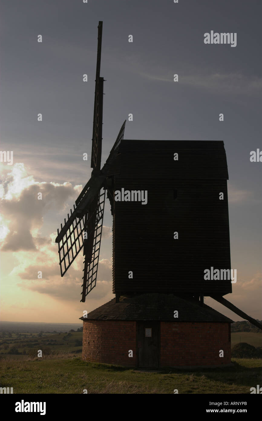 [Brill Windmühle], Buckinghamshire, England, UK, Silhouette des 'post traditionelle Mühle' gegen Himmel bei Sonnenuntergang Stockfoto