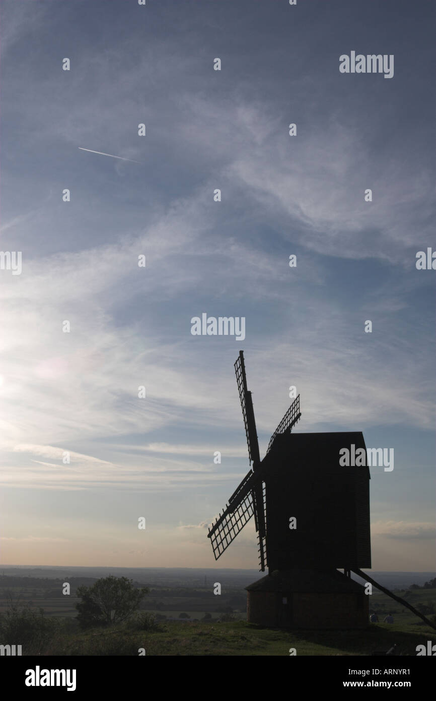 [Brill Windmühle], Buckinghamshire, England, UK, Silhouette des 'post traditionelle Mühle' gegen bewölkten Sommerhimmel Stockfoto