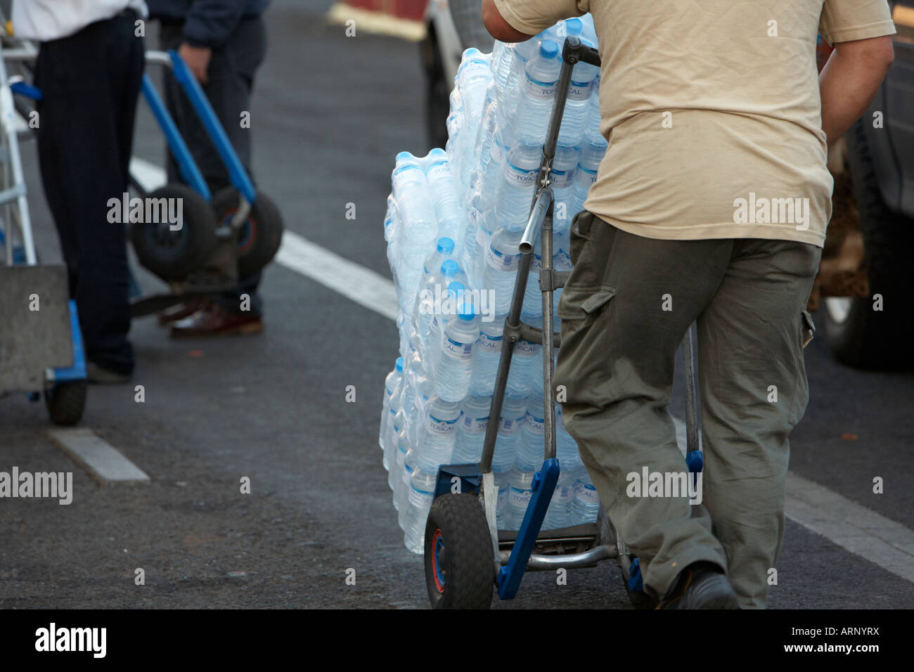 Man treibt ein Einkaufswagen voller Packs von Flaschen mit Mineralwasser in Santa Cruz Teneriffa Kanarische Inseln Spanien Stockfoto