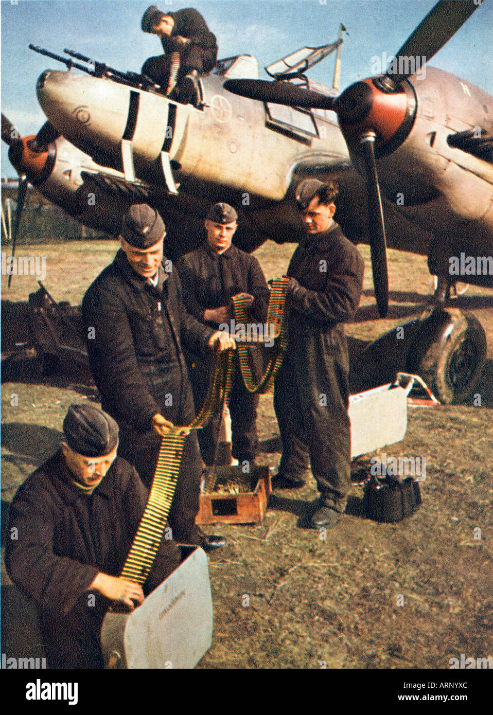 Deutschen Flugplatz 1941 Propaganda-Foto von der Luftwaffe irgendwo im besetzten Europa mit einer Me 110 Stockfoto