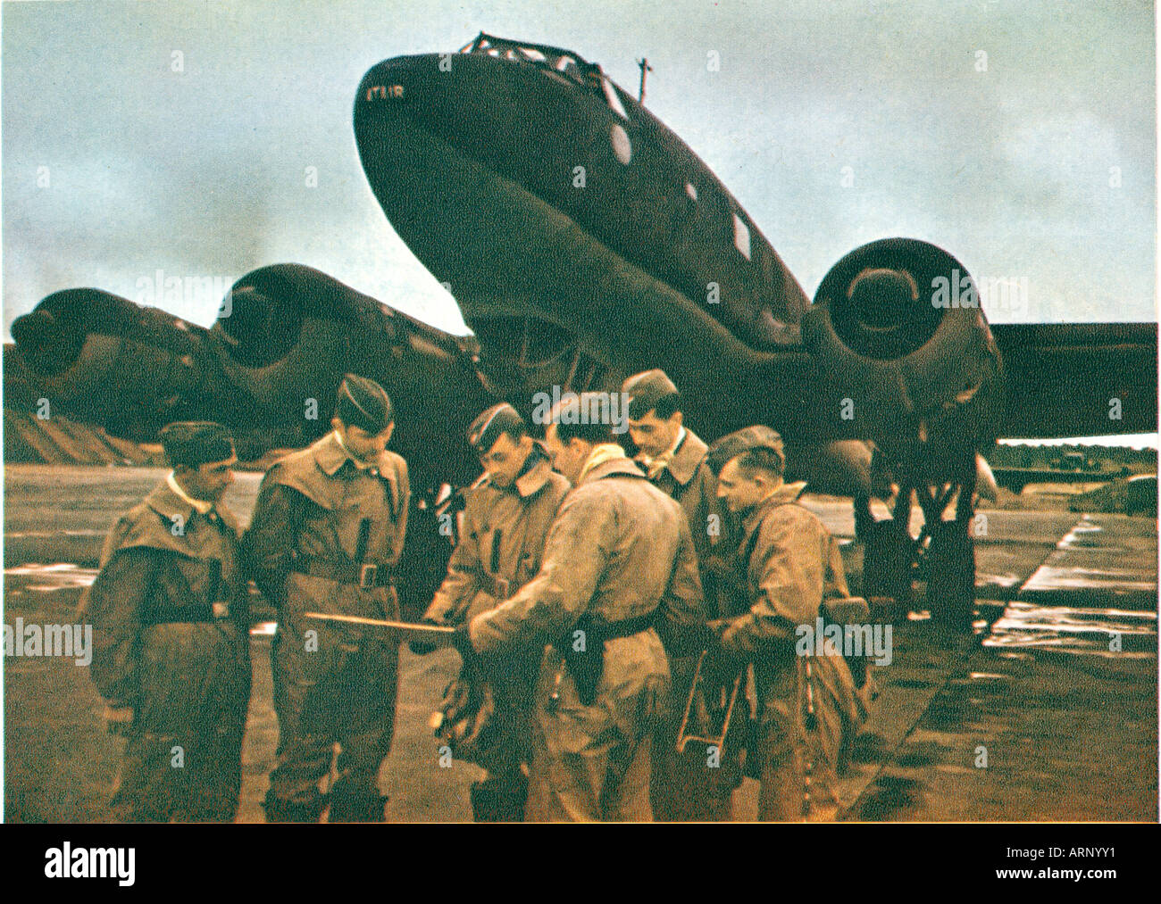 German Airfield France 1941 Deutsche Propagandafotografie die Luftwaffe irgendwo in Frankreich konsultieren eine Karte vor ihrem FW Condor Bomber Stockfoto