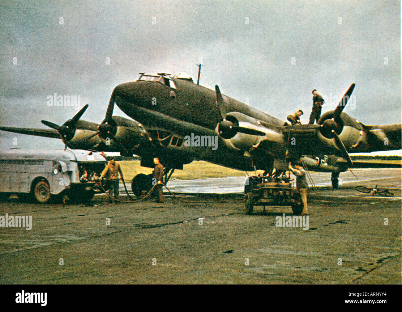 Deutschen Flugplatz Frankreich 1941 Propaganda Foto der Luftwaffe irgendwo in Frankreich ein Kondor laden Stockfoto