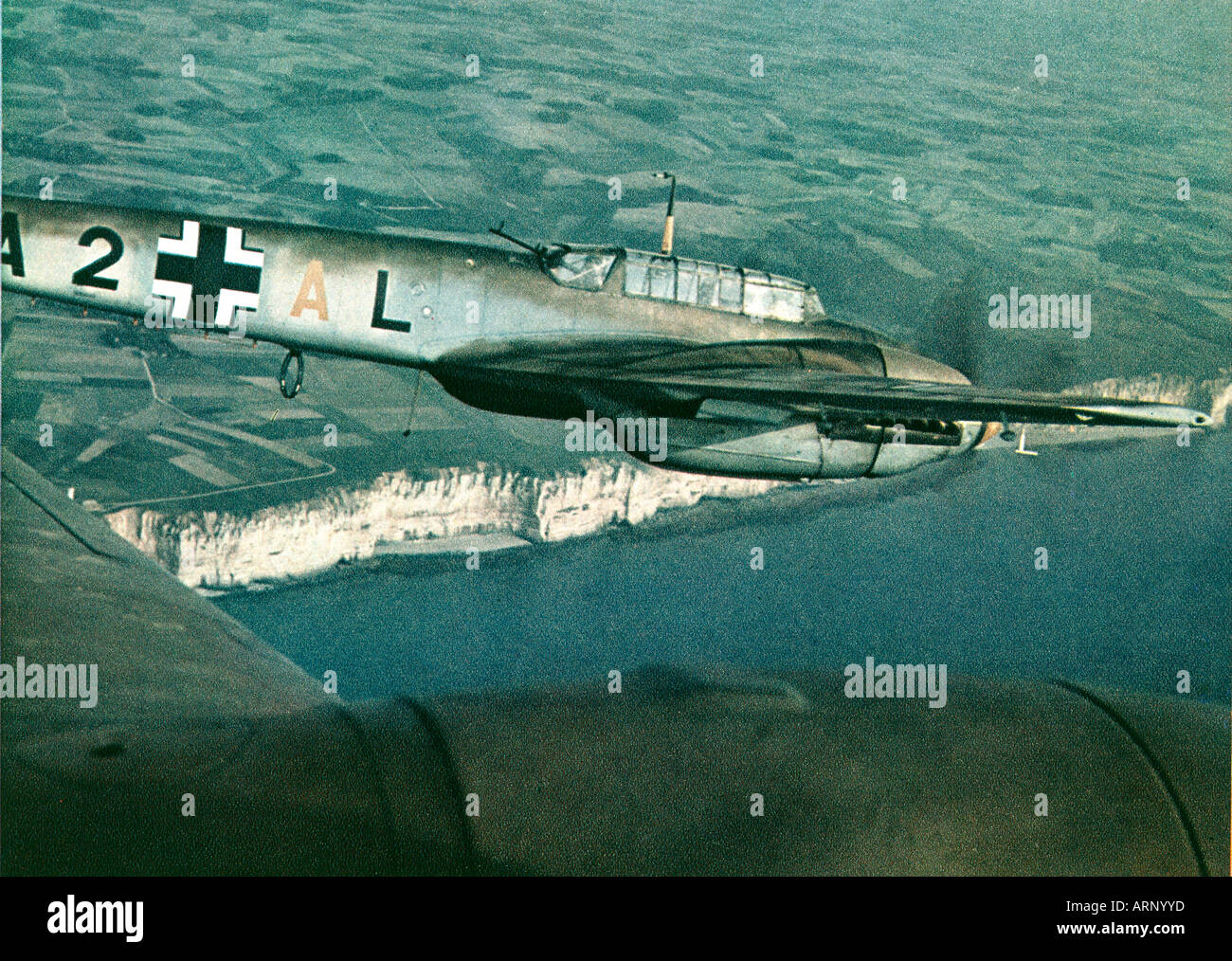 ME 110 über das White Cliffs of Dover 1940-deutsche Propaganda-Foto von der Luftwaffe über England Stockfoto