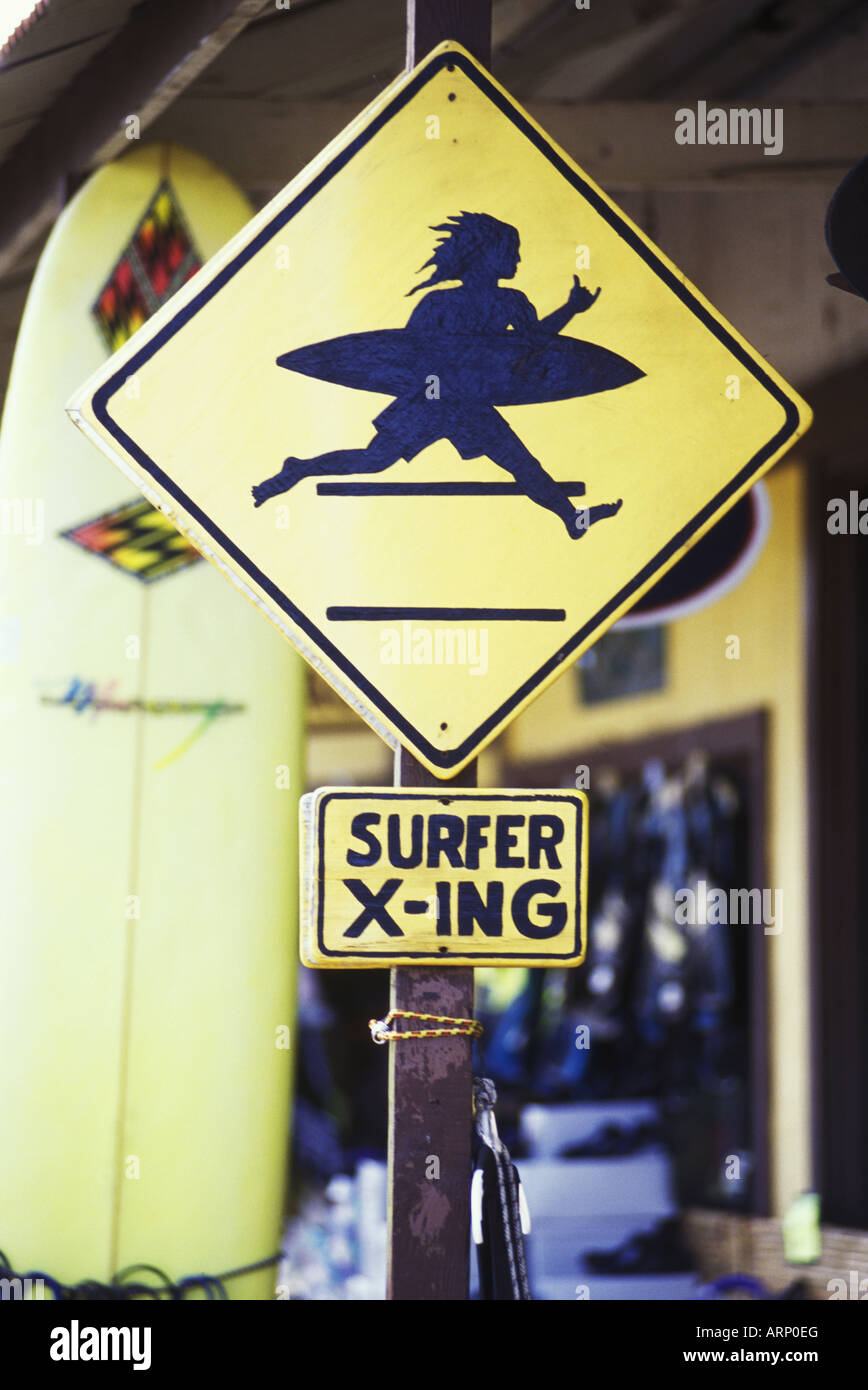 Surfer X-Ing Schild am Surfshop Stockfoto