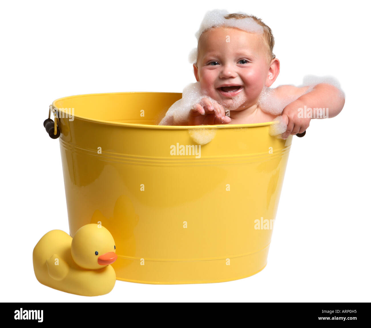 Baby in gelben Wanne mit Lächeln auf seinem Gesicht. Stockfoto