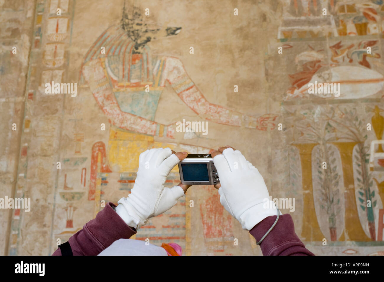 Hieroglyphen in der Kapelle des Gottes Anubis Tempel der Hatschepsut Westjordanland Luxor Niltal Ägyptens Stockfoto