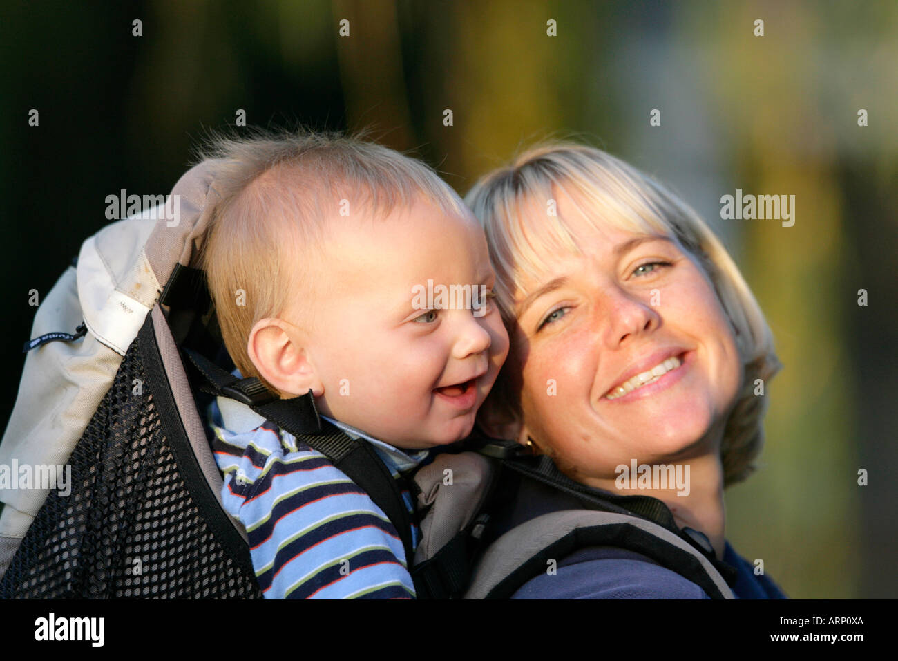Mutter mit 9 Monate alten Sohn im Rucksack. Stockfoto