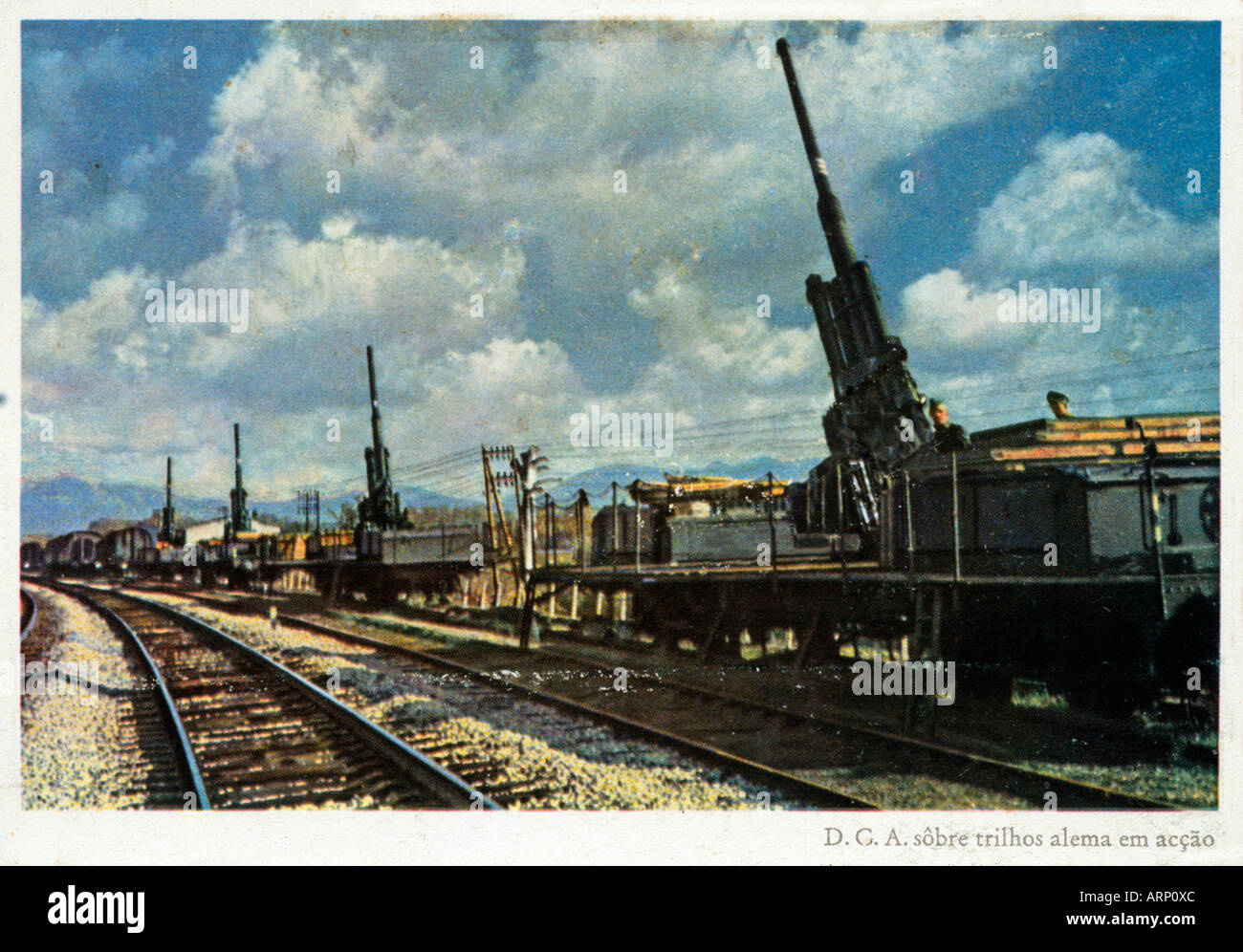 Deutsche Bahn berittene Artillerie deutsche Postkarte eines Zuges der Schiene montiert anti-Aircraft Gewehren Stockfoto