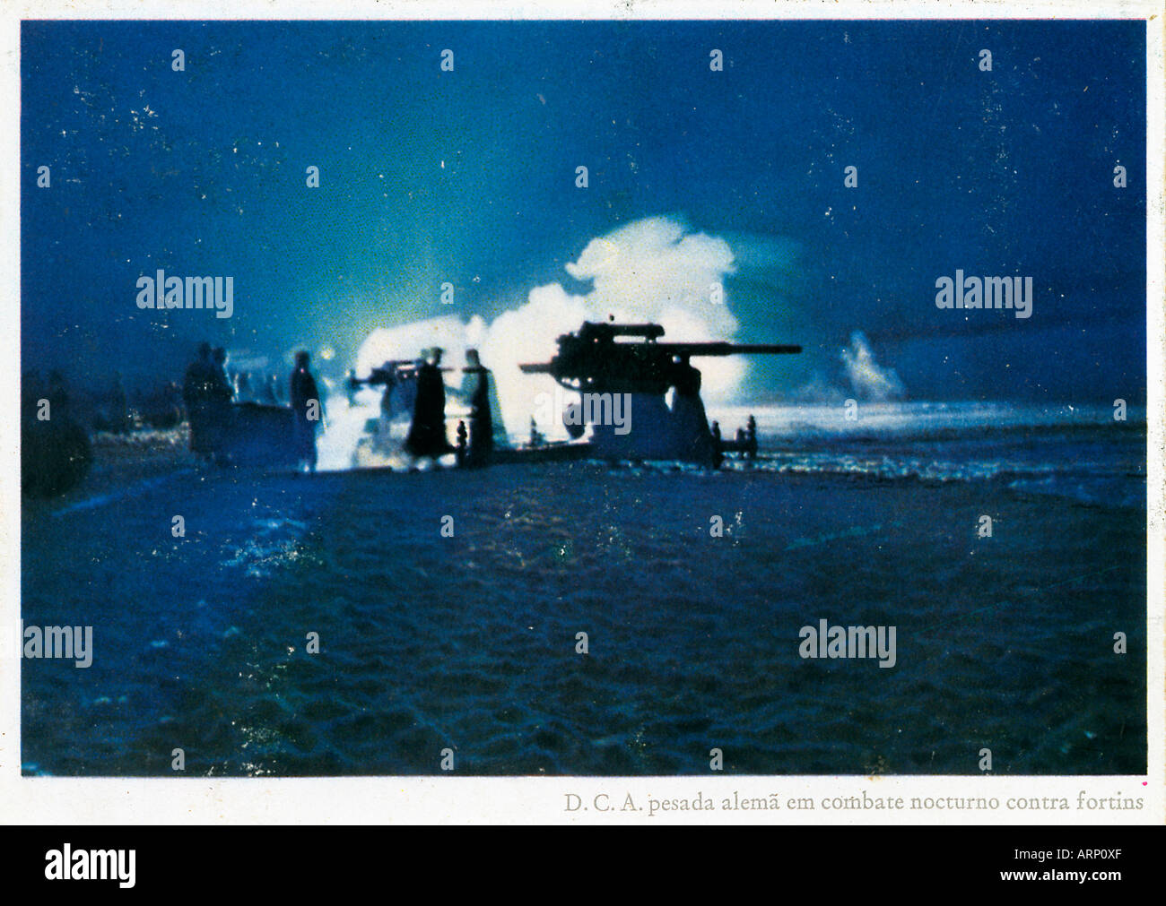 Deutsche Artillerie deutsche Postkarte der Feldkanone brennen in der Nacht an der Ostfront Stockfoto