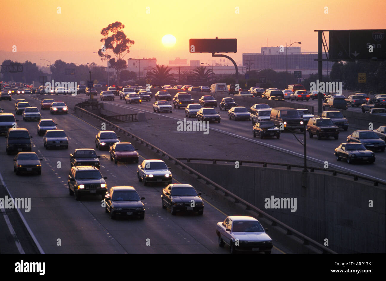 Kalifornien, Los Angeles, Autobahnverkehr bei Sonnenuntergang. Stockfoto