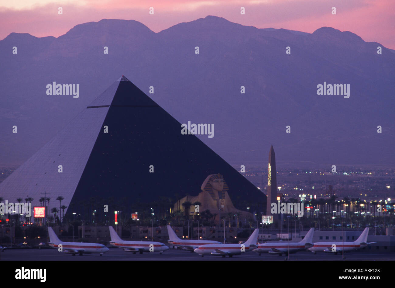 USA, Nevada, Las Vegas, Flughafen und Luxor Kasino Stockfoto