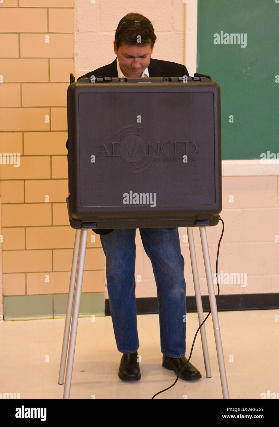 ARLINGTON, VIRGINIA USA männliche Wähler wirft Stimmzettel bei Präsidentschaftswahlen mit Touch-Bildschirm-Maschinen Stockfoto