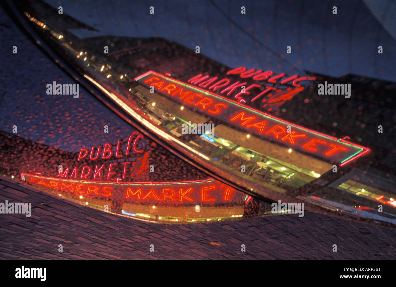 USA, US-Bundesstaat Washington, Seattle, Leuchtreklame spiegelt sich auf Auto am Pike Place Market Stockfoto