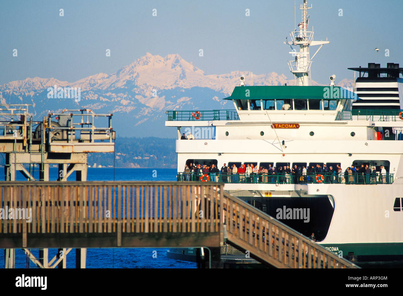 USA, Washington State, Seattle, Washington State ferry mit communters Stockfoto